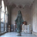 聖母マリア像　柱廊入口の左側に安置されている