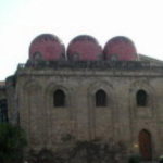 サン・カタルド教会　マルトラーナ教会と並んでいる、３つの赤い丸屋根はイスラム