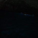 青の洞窟　洞窟に入った瞬間、辺りは真っ暗、ボートの気配だけする