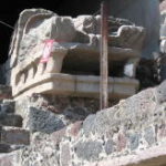 ケツアルパパトルの神殿　ケツアルコトル、ケツアルパパトルの神殿の階段に置かれている