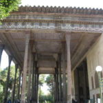 チェヘル・ソトゥーン宮殿　チェヘル・ソトゥーンは４０本の柱の意味、四十柱は池に映る柱と合わせると４０本になる。柱はすずかけの木。
