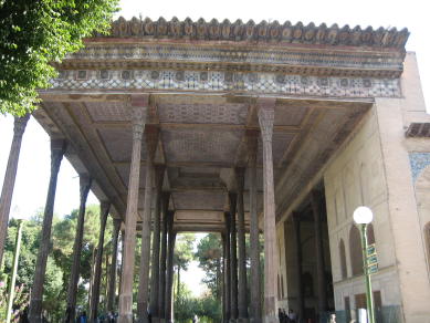 チェヘル・ソトゥーン宮殿 チェヘル・ソトゥーンは40本の柱の意味、四十柱は池に映る柱と合わせると40本になる。柱はすずかけの木。