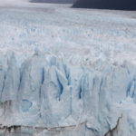 モレノ氷河　氷壁はセラックが林立、密集している