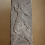 雷雨神ハダト碑 隋獣の牡牛の上に乗り、三又矛を振りかざして雷雨をよんでいる