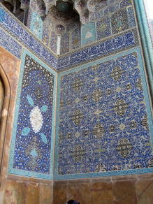 イマーム広場に面したエイワン　鍾乳石飾りの下部の装飾