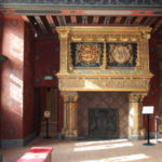 王の居室　豪華に装飾された暖炉、サラマンダーと色鼬の紋章がある