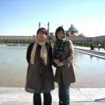 イマーム広場にて　お二人の再登場、イマームモスクを背景にハイ！チーズ