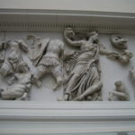 ペルガモン博物館　女神がへびの巻きついた投擲弾を投げようとしている