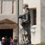 聖母マリア教会　教会の前庭のマグダラのマリア像