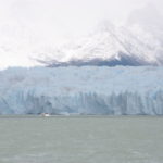 蒼白い氷河　湖面は青、緑、茶色が混ざったような色をしている。光の角度によっては濁ったように見える
