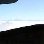 エベレスト遊覧飛行　コックピットからの眺め、遠くて分からない