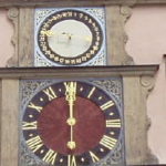 市参事宴会場　12時、からくり時計の横に市長とテリー将軍が現れる。