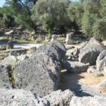 オリンピア遺跡 ゼウス神殿、柱が倒れたままになっているので柱の構造がよく分かる