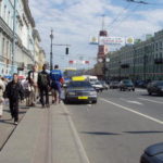 ネフスキー大通り　平日の昼間でも人通りが多い。