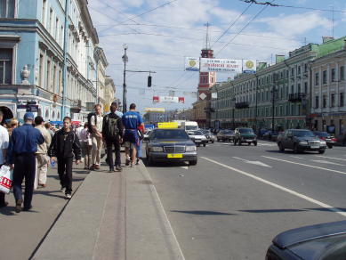 ネフスキー大通り　平日の昼間でも人通りが多い。