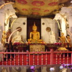 本堂裏手のアルート･マリガワ　仏陀坐像の他、各国から贈られた仏像が並べられている