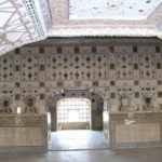 アンベール城塞　ガラスの間の内装、壷や貝が規則的に並べられ、イスラム風である