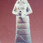 アレッポ国立博物館　マリ遺跡、噴水の壷を持つ女神。壷から水が出る仕掛けになっている、スカートに水の流れの模様がある