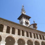 ウマイヤドモスク　中庭、北側の柱廊の上にそびえる花嫁の塔。１２世紀にサラディンが修復、見張り塔としても使われた