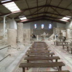 ネボ山　質素な教会の内部