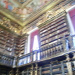 コインブラ旧大学　図書館の内部、１６～１８世紀の本が書架に保管されている。所蔵する本の総数は３０万冊に及ぶ