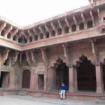アグラ城　ジャハンギール・マハルの中庭、ヒンドゥー様式の梁や柱