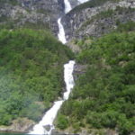 ソグネフィヨルド　フィヨルドに注ぐ滝