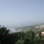 タオルミーナのギリシャ劇場　ギリシャ劇場から右手を見るとエトナ山とタオルミーナの海岸線、絶景である