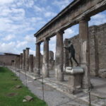アポロン神殿　神殿の列柱の保存状態がよい、アポロン像がアルテミス像が向かい合っている