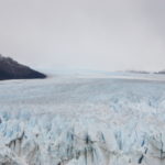 モレノ氷河　押し寄せる氷河の中流を遠望する