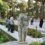 チェヘル・ソトゥーン宮殿　池の４隅に立つ裸婦像、ライオンの頭を支えている。家の中では裸婦も自由だったらしい