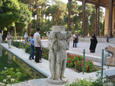 チェヘル・ソトゥーン宮殿 池の4隅に立つ裸婦像、ライオンの頭を支えている。家の中では裸婦も自由だったらしい