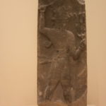 雷雨神タルフンダ碑　バアル神のヒッタト版、三叉の矛と斧を振りかざしている