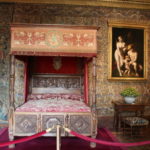 カトリーヌ・メディシスの部屋　ベッドの天蓋にはユリと鷲が描かれ、タペストリーにはサムソンの生涯が織られている