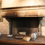 ダ・ヴィンチの厨房　暖炉の足元では、寒い夜にはダ・ヴィンチが体を温めていた。ダ・ヴィンチの料理人はマダム、マチュリーヌ
