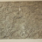 戦いの場面　戦車の兵が敵兵を追い詰めている、禿げ鷹が宙を舞い死骸を狙っている