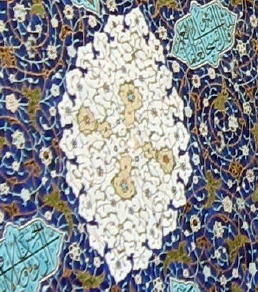 イマーム広場に面したエイワン　下部の装飾の拡大図