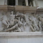 ペルガモン博物館　海の神トリトンが母アンピトリテと共に巨人と戦っている
