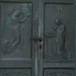 聖母マリア教会　教会のファサードの青銅の扉、受胎告知の場面が刻まれている。