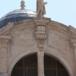 ルジャ広場　屋上の聖ヴラホの立像、守護聖人らしく手にドゥブロブニク旧市街の模型を持っている