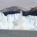 蒼白い氷河　ドドーンと雷鳴のような轟音がして氷河が崩落した
