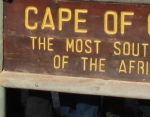 喜望峰　喜望峰の標識、南アフリカ大陸の最南西端とある、最南端は約１４０ｋｍ東にあるアグラス岬
