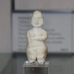 メソポタミア最古の女性像　ＢＣ６０００年頃の女性裸体像
