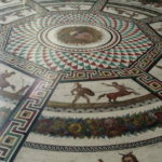 パビリオンのホール 床のモザイク、真ん中にメドゥーサの首 が描かれている。