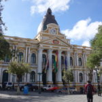 ムリリョ広場　国会議事堂、正面の左がマイマラの旗