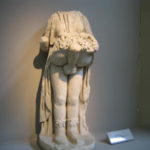 アルテミス女神、豊満な胸部