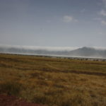 ンゴロンゴロの外縁　ンゴロンゴロの外縁の東南ではインド洋からに湿った空気がぶち当たり、雲や霧を生む
