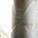 エラベル家の墓　柱と壁の間に掘られた穴に引き出しのように石棺を入れた。全部で３００も納棺した 墓のマンションであった