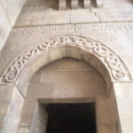 アレッポ城砦　アーチの上にヘビの彫刻がある