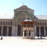 ウマイヤドモスク　ウマイヤドモスク礼拝堂の正面入口。手前は泉亭、礼拝の前に身を清めた